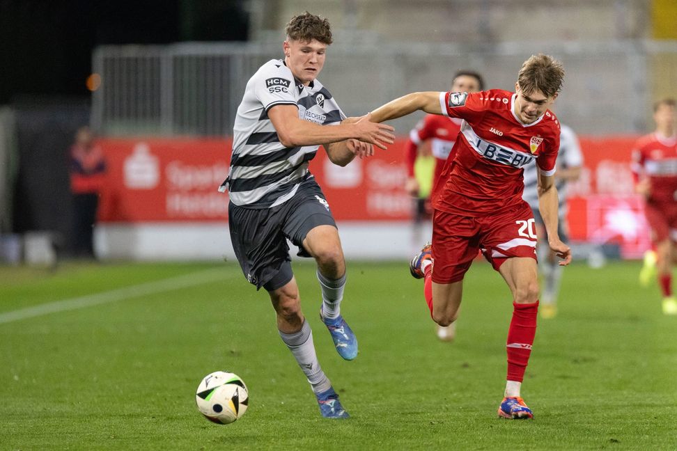 Leon Reichardt (rechts) im Drittligaspiel des VfB Stuttgart II gegen den SV Sandhausen. Künftig trägt der Holzgerlinger das Trikot von Hansa Rostock. Bild: Eibner