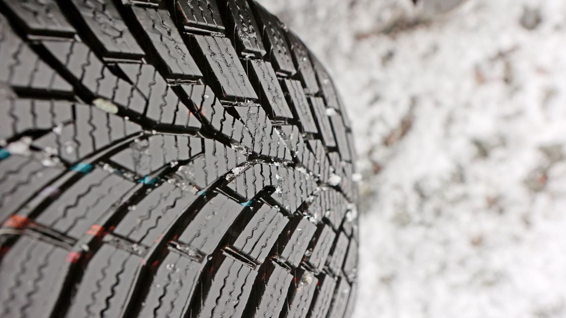 Für mehr Sicherheit: Winterreifen sollten mindestens vier Millimeter Restprofil haben.