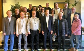 Der stellvertretende Landrat Martin Wuttke (vorne, dritter von rechts) und die Mitarbeitenden bei der Ehrung im Landratsamt.