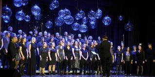 Chorleiter Jonas Kronmüller und die rund 70 Sängerinnen und Sänger von „Stimmkraft“.