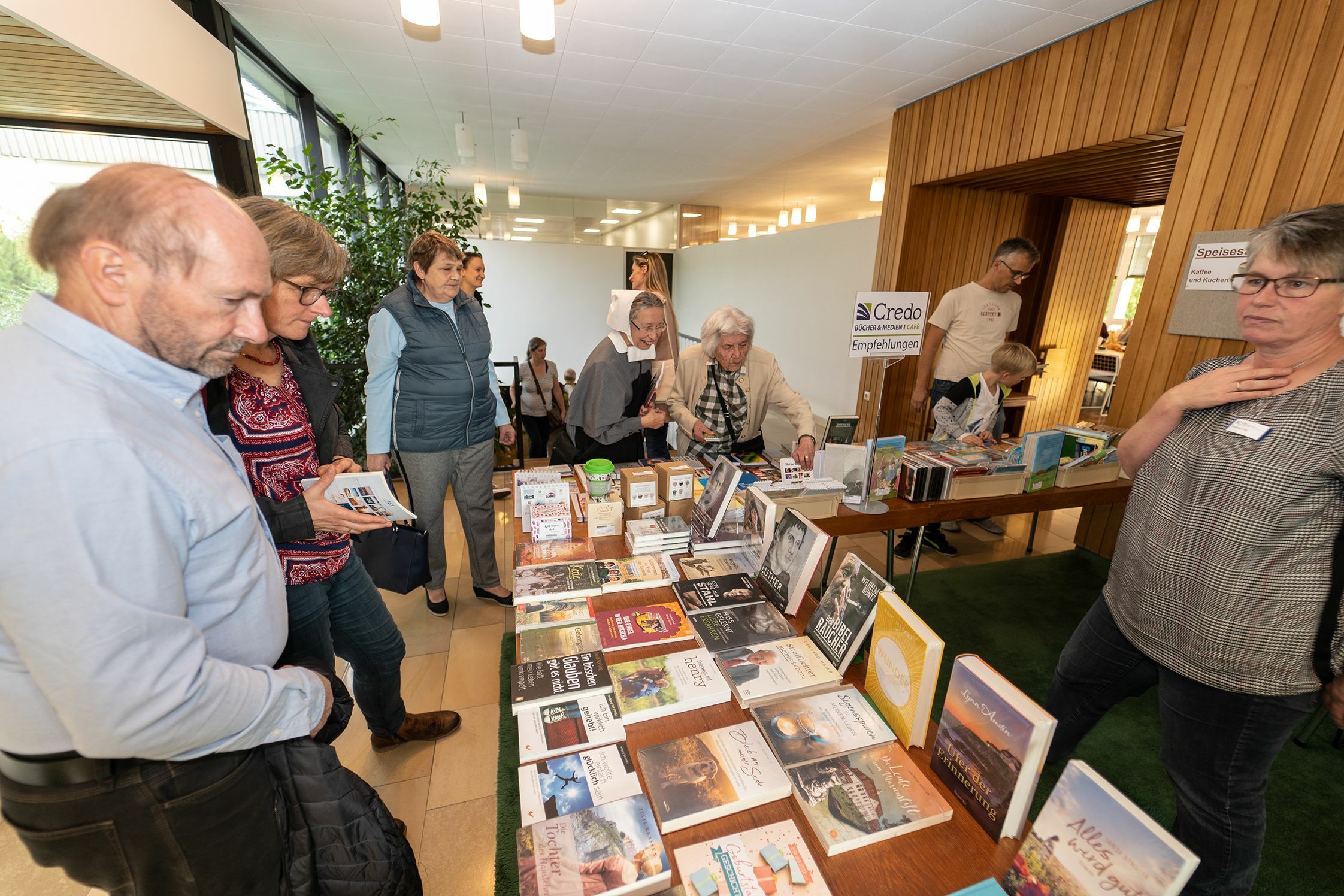 An einem Bücherstand im Mutterhaus war das Interesse groß. Bild: Richter