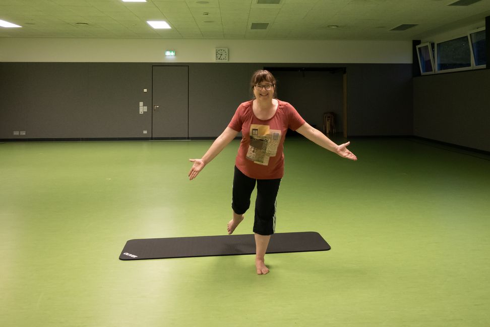 Seitlich gestreckte Arme, Bein nach hinten anheben, Ziehen anziehen und halten – was in der Theorie sich einfach anhört, war dann doch gar nicht so einfach.