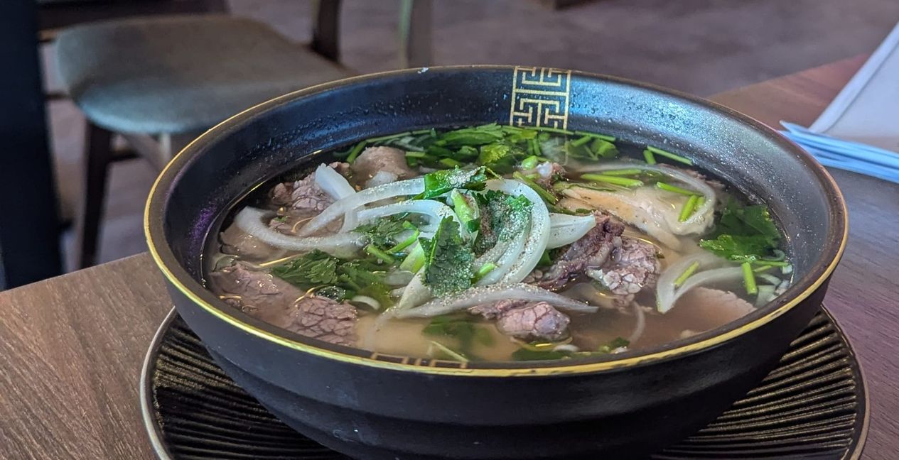 Pho, das traditionelle vietnamesische Gericht, ist für seine aromatische Brühe, die Reisnudeln und das Rindfleisch bekannt.