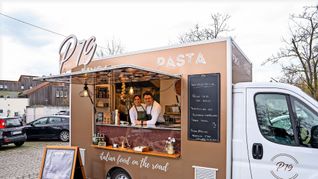 Giuseppe und Giuseppina Linoria in ihrem Foodtruck.