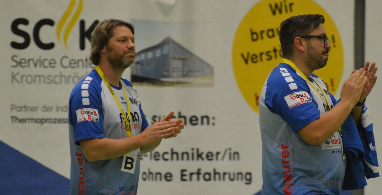 Zaghaften Applaus gab es vom HSG-Trainerduo Ingo Krämer (links) und Marco Cece nach dem 29:29-Remis bei der Neckarsulmer Sport-Union. Bild: Zvizdiç