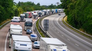 Auch am kommenden Wochenende könnte die Autobahn zeitweise zum Dauerparkplatz werden. (Symbolbild)