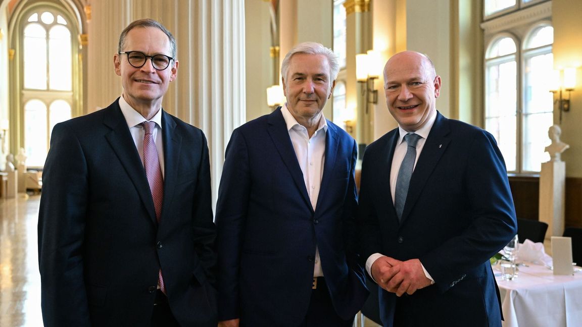 Der frühere Regierende Bürgermeister Klaus Wowereit zwischen seinen Nachfolgern Michael Müller (links, SPD) und Kai Wegner (rechts, CDU) im Jahr 2025. (Archivbild)