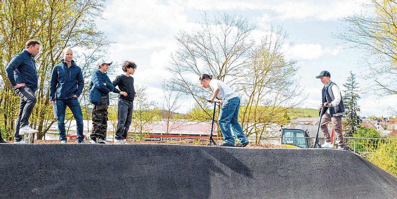 Bürgermeister Lukas Rosengrün, Hauptamtsleiter Dan Häring und die Skater Emir und Adriano schauen Max und Eren zu.