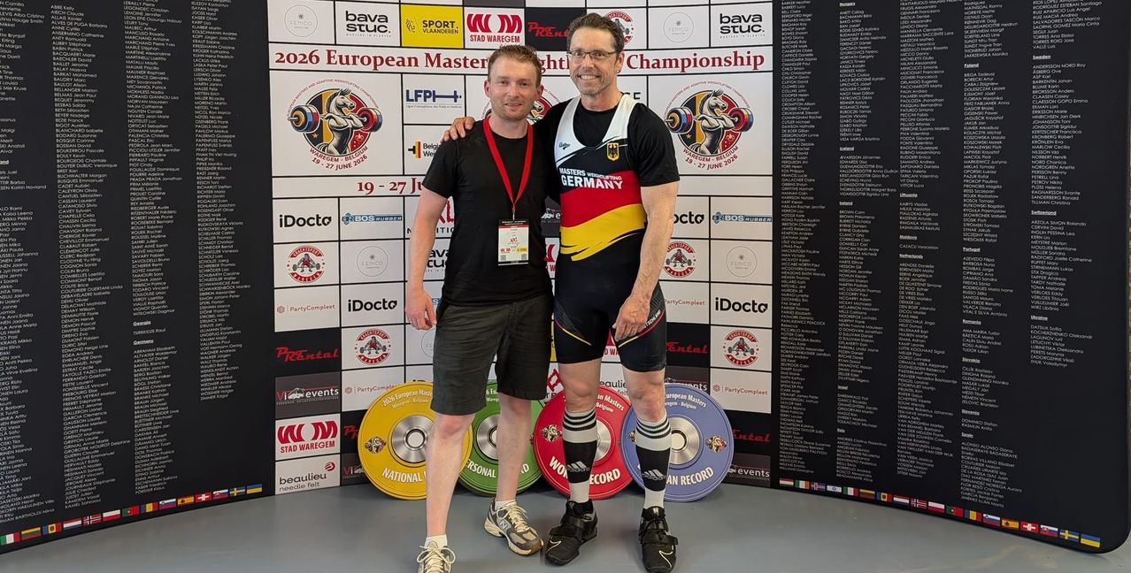 Trainer Sebastian Pawlik mit Martin Klaiber nach dem Wettkampf in Riesa.