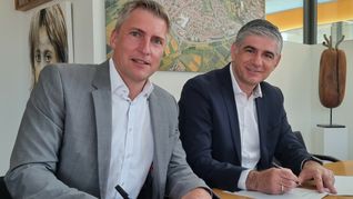 Daniel Jundt, Leiter Konzessionsmanagement der Netze BW (links) undHolzgerlingens Bürgermeister Ioannis Delakos.