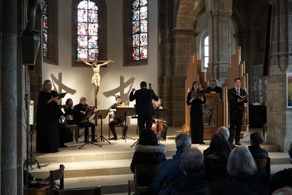 Bezirkskantor Daniel Tepper leitete das klein besetzte "Stabat mater"-Konzert in der Martinskirche.  Bild: Heiden