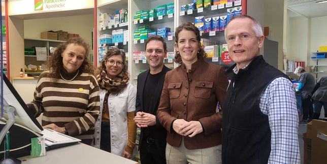 Tatjana Zambo (Präsidentin des Landesapothekerverbands Baden-Württemberg), Nadine Kempf (Apothekerin), Florian Wahl (gesundheitspolitischer Sprecher der SPD-Landtagsfraktion), Lina Seitzl (Bundestagsabgeordnete SPD) und Dr. Martin Braun (Präsident der Landesapothekerkammer Baden-Württemberg) in der Böblinger Paracelsus-Apotheke.	Bild: Fecht