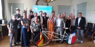 Böblinger Delegation zu Besuch in Pontoise: Oberbürgermeister Dr. Stefan Belz und Stéphanie Von Euw, Bürgermeisterin der Partnerstadt Pontoise, beim gemeinsamen Gruppenfoto.