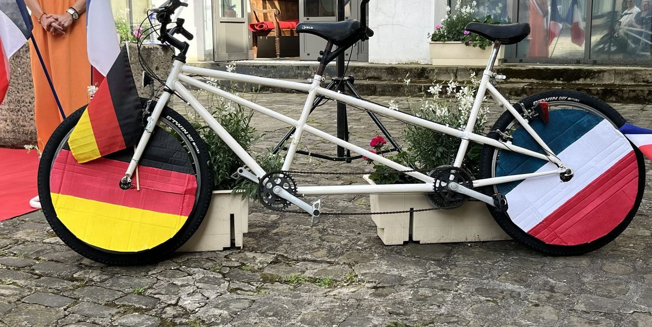 Das Tandem: mit Farben der deutschen und französischen Fahne.