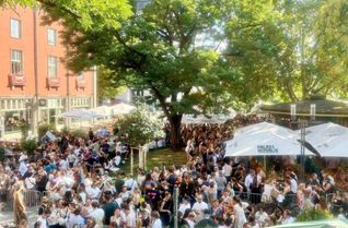Ein Blick von der Terrasse des Kesselwirts: Der Lehrertag am Palast der Republik hat auch dieses Jahr wieder die Massen angezogen.