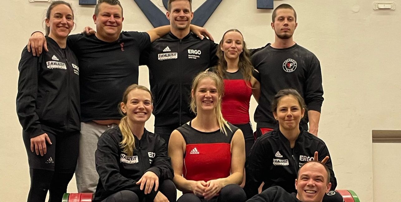 Die Magstadter Gewichtheber Heike Chor, Joachim Schumacher, Nicolai Schmid, Ema Grossova, Vojtech Krejcik (hintere Reihe von links), Elisabeth Grünwald, Viktoria Merkle, Julia Hafenrichter (mittlere Reihe von links) und Marcel Marongiu (vorne). Bild: z