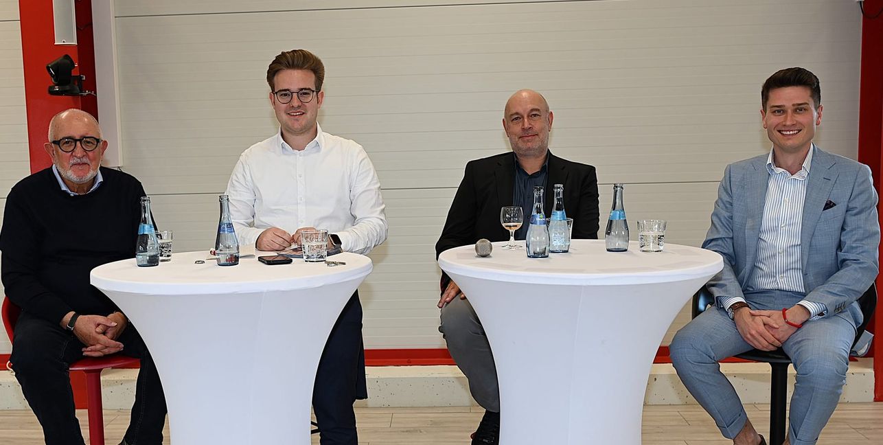 Das Podium des Wirtschaftsgipfels von OB-Kandidat Max Reinhardt. Von links: Wolfgang Vogt (Senioren der Wirtschaft), Max Reinhardt, Sascha Luft (Geschäftsführer von Solo) und der Horber Wirtschaftsförderer Dejan Micic.