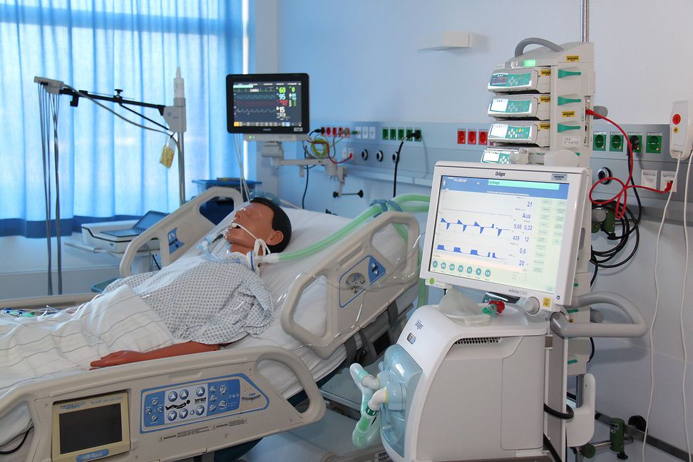 Derzeit gibt es 70 Intensivplätze mit Beatmungsmöglichkeit im Kreis Böblingen, ähnlich dem Beispielfoto eines Intensivbettes mit Patienten-Puppe. Bild: Klinikverbund Südwest