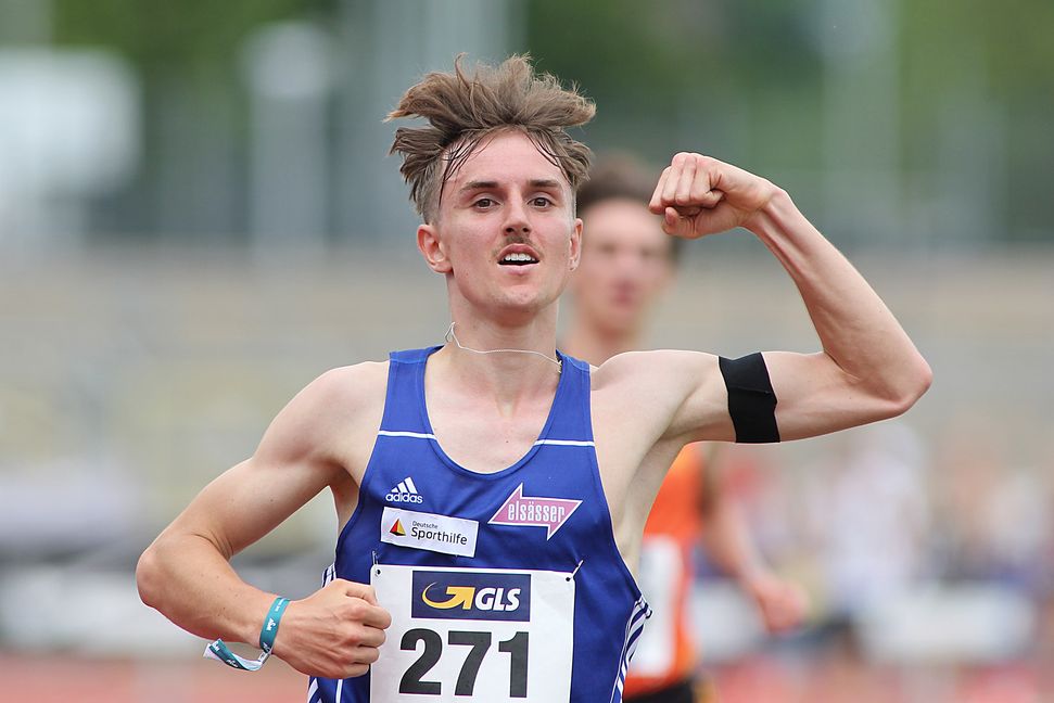Velten Schneider freut sich über seine neue persönliche Bestzeit über die 3000 Meter. Bild: Görlitz