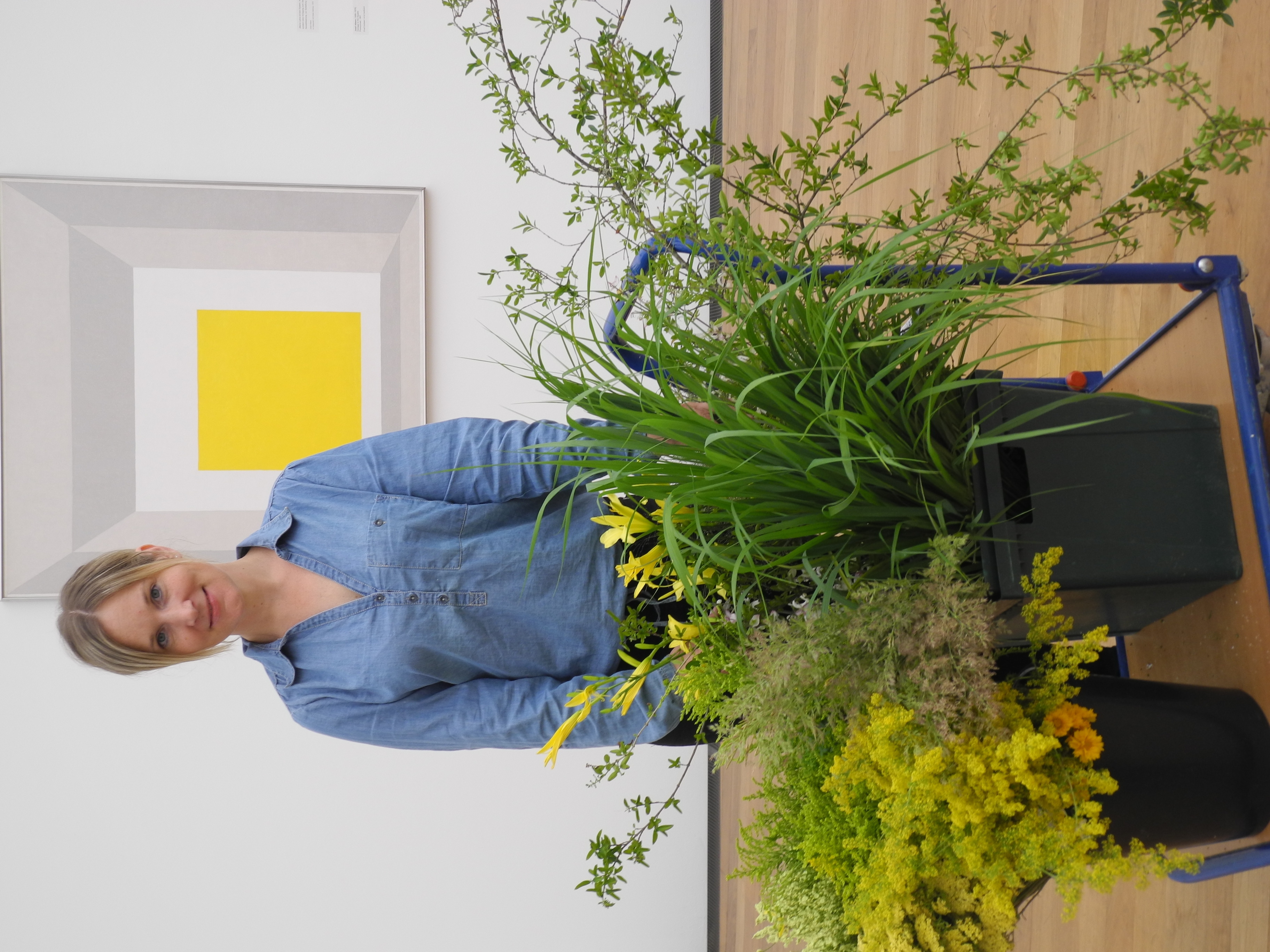 Thea Kornherr aus Dettenhausenarrangiert im Museum Ritter Blumen, Gräser und Zweige arrangiert, die in einen Dialog mit acht ausgewählten Werken der laufenden Ausstellungen treten. Bild: Volkmann