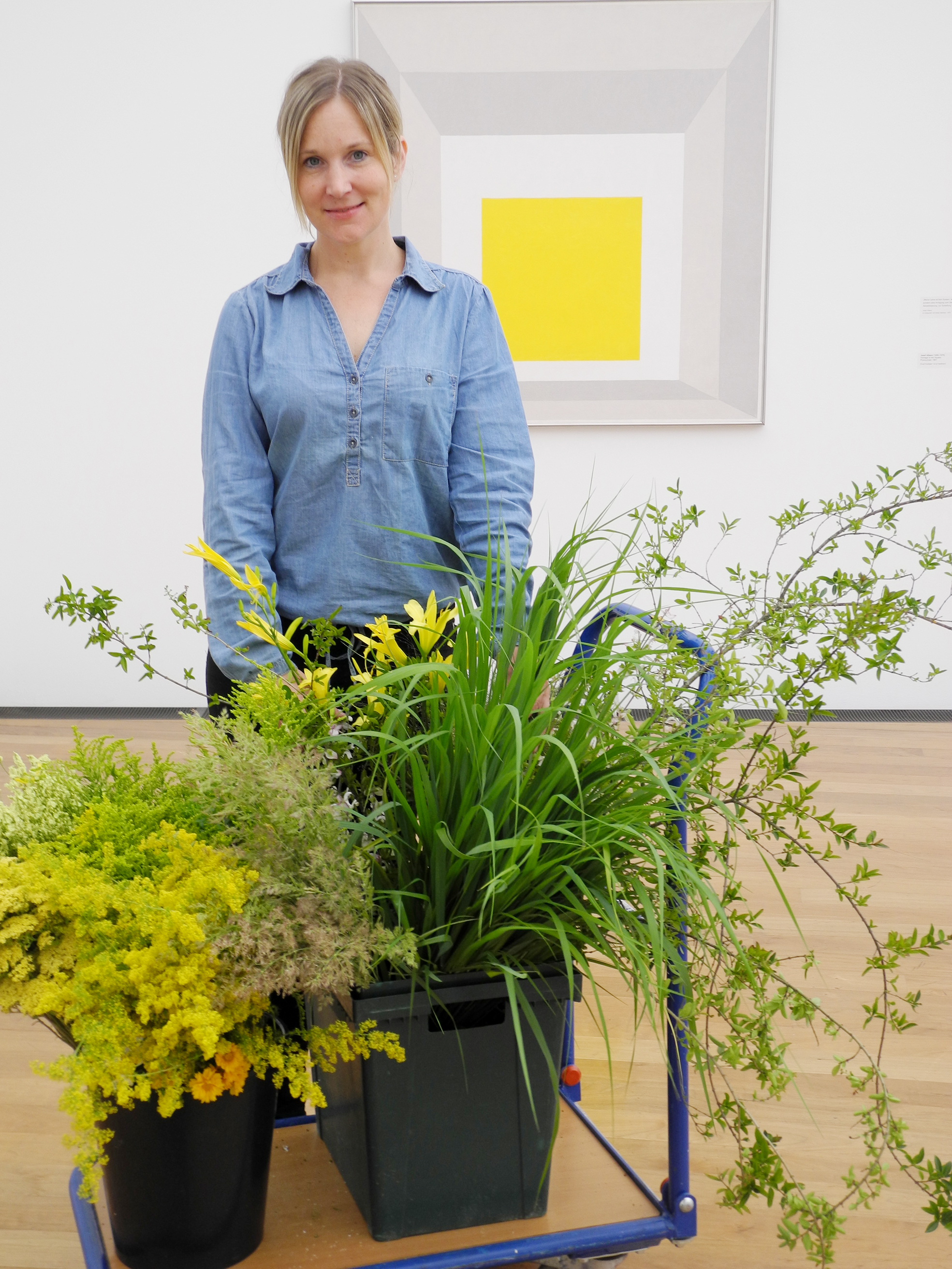 Thea Kornherr aus Dettenhausen lässt im Museum Ritter Blumen sprechen. Bild: Volkmann