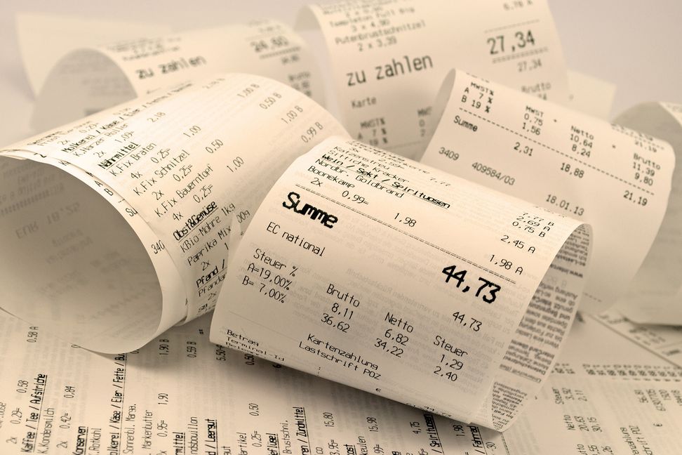 Massenweise Kassenbons: Vor allem bei kleinen Einkäufen lassen viele Kunden das bedruckte Thermopapier, das über den Restmüll entsorgt werden muss, in den Geschäften liegen.  Bild: Schuppich/Adobe Stock