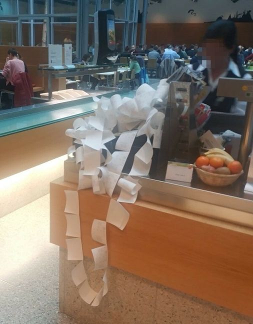 Die Kassierin in der Kantine des Deutschen Bundestags demonstrierte den Abgeordneten die Folgen der Bonpflicht, indem sie die nicht entgegengenommen Bons einfach hängen ließ.  Bild: Wirth