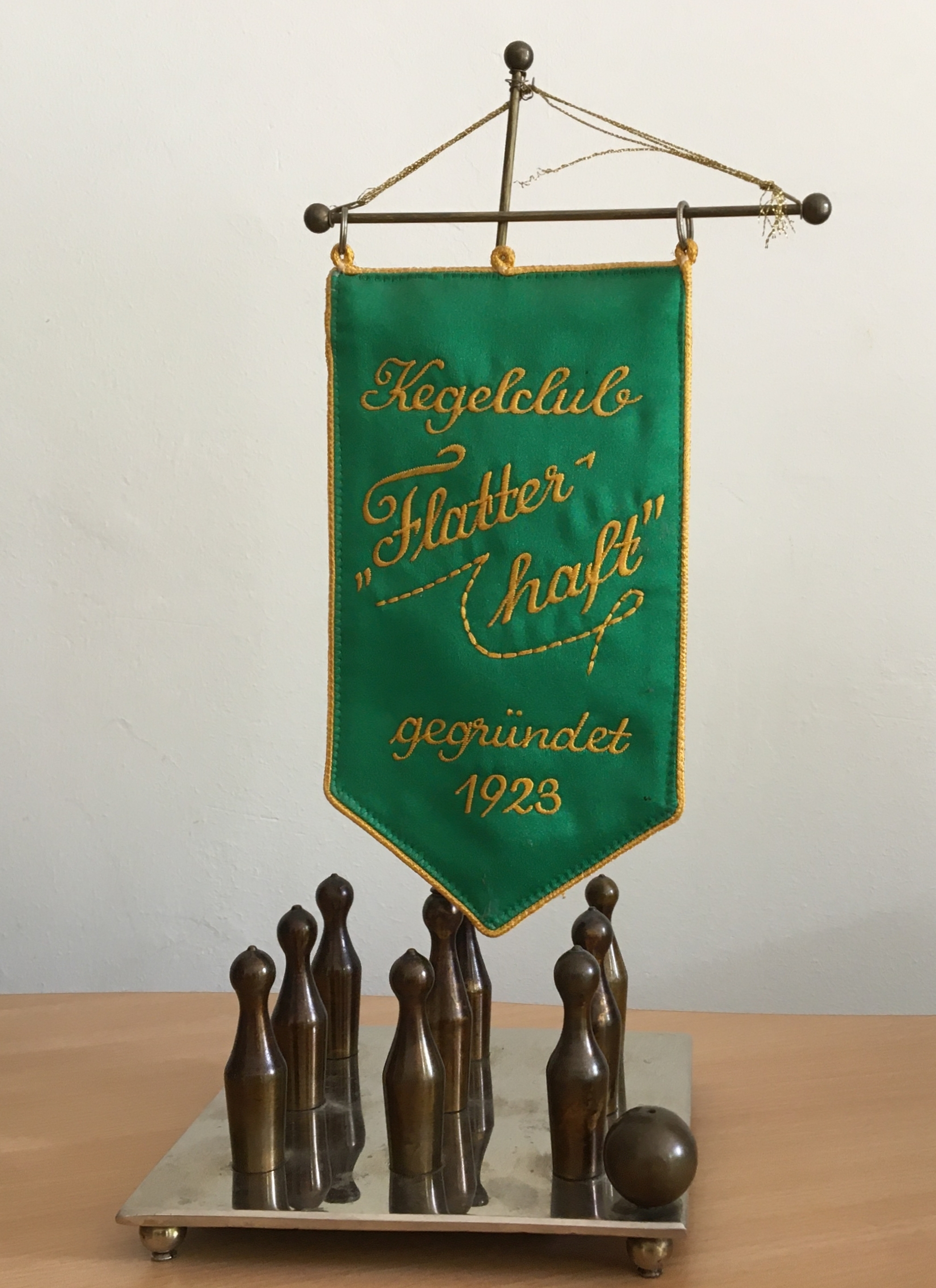 Seit 99 Jahren der Lohn für den Pokalsieg im Kegelclub “Flatterhaft”: Nur ein einziges Mal ist die Fahne erneuert worden.  Bild: Bausch
