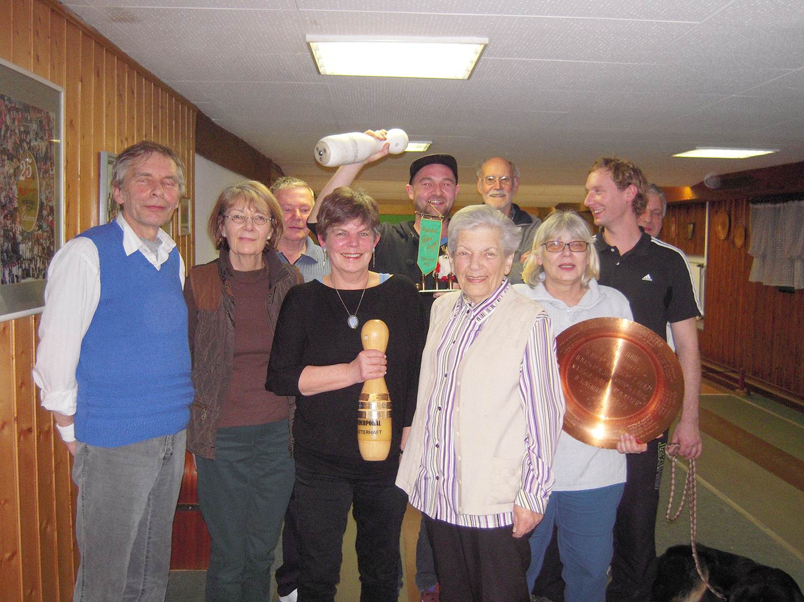 er Kegelclub “Flatterhaft” beim Jahresabschluss 2013 im Gärtringer Kerzenstüble: von links Wolfgang Auer, Annette Karo-Stichert, Werner Ohngemach (im Mai 2022 verstorben), Brigitte Bausch, der damalige Pokalsieger Fridolin Auer, Rose Auer (2014 verstorben), Rainer Stichert, Clubmeisterin Anita Blesa, Sebastian Auer und Walter Bausch. Bild: Bausch