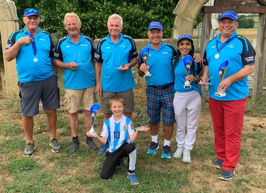 Bärenstark: Roland Schmidt, Christian Rappl, Ernst Rapp, Rainer Nissler, Pen Nissler und Gregor Freitag (von links).
Davor der kleine Max, den auch das SwinGolf-Fieber gepackt hat .   Bild: Holzapfel