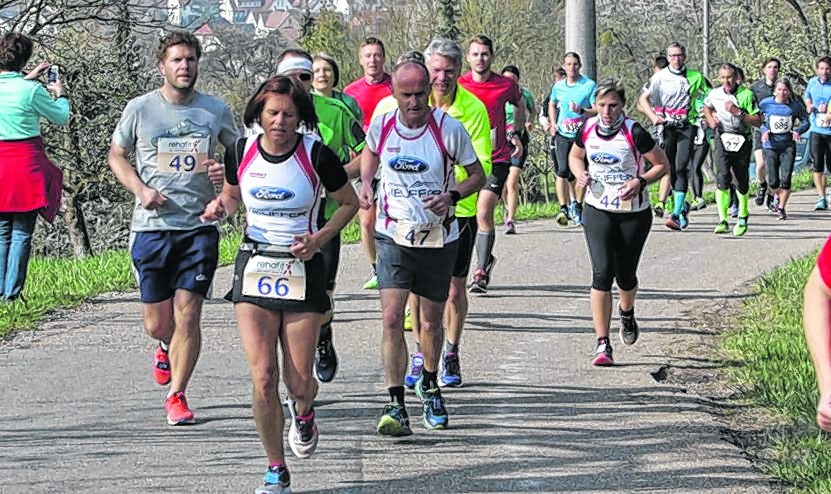 Die Volkslauf-Saison im Kreis Böblingen ist eröffnet. Der Kirschblütenlauf in Kayh macht traditionell den Anfang.  Bild: Bäuerle