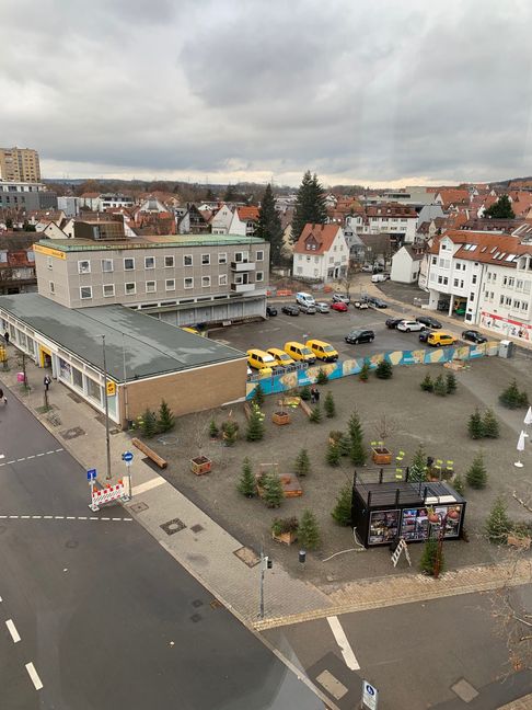 Wie soll es auf dem Sindelfinger Post-Volksbank-Aral, heute als Grüner Platz bekannt, weitergehen? Die Stadtverwaltung will einen Wettbewerb ausloben.   Bild: Haar/A