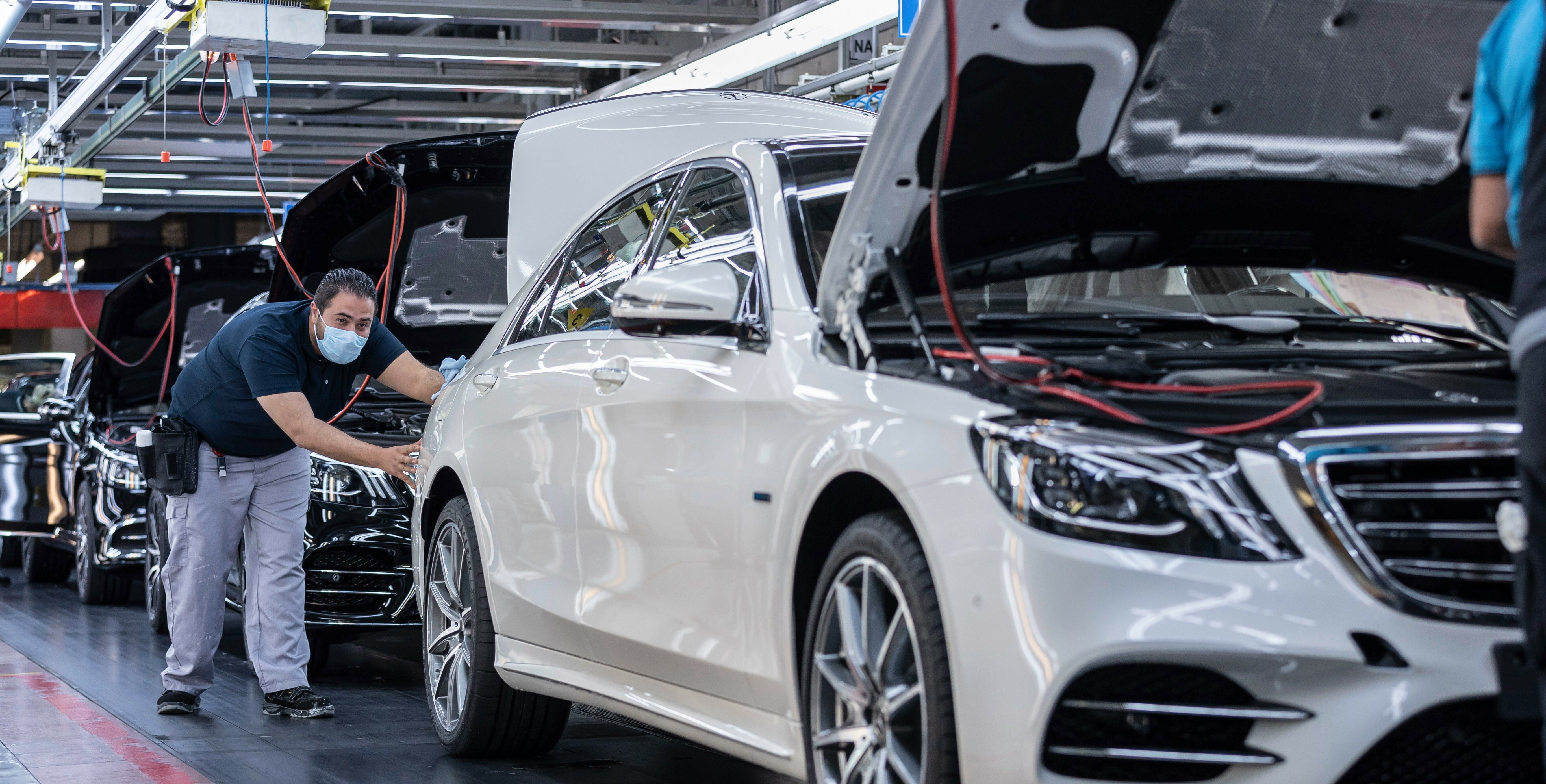 Mit Maske am Arbeitsplatz: Mercedes-Mitarbeiter in der S-Klasse-Produktion in Sindelfingen.     Bild: z
 MediaPortal Daimler AG