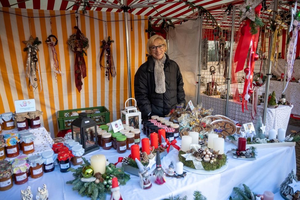 Marianne Borchert-Griebel ist seit 38 Jahren mit Gestecken und Marmelade auf dem Darmsheimer Adventsmarkt dabei. Bild: Nüßle