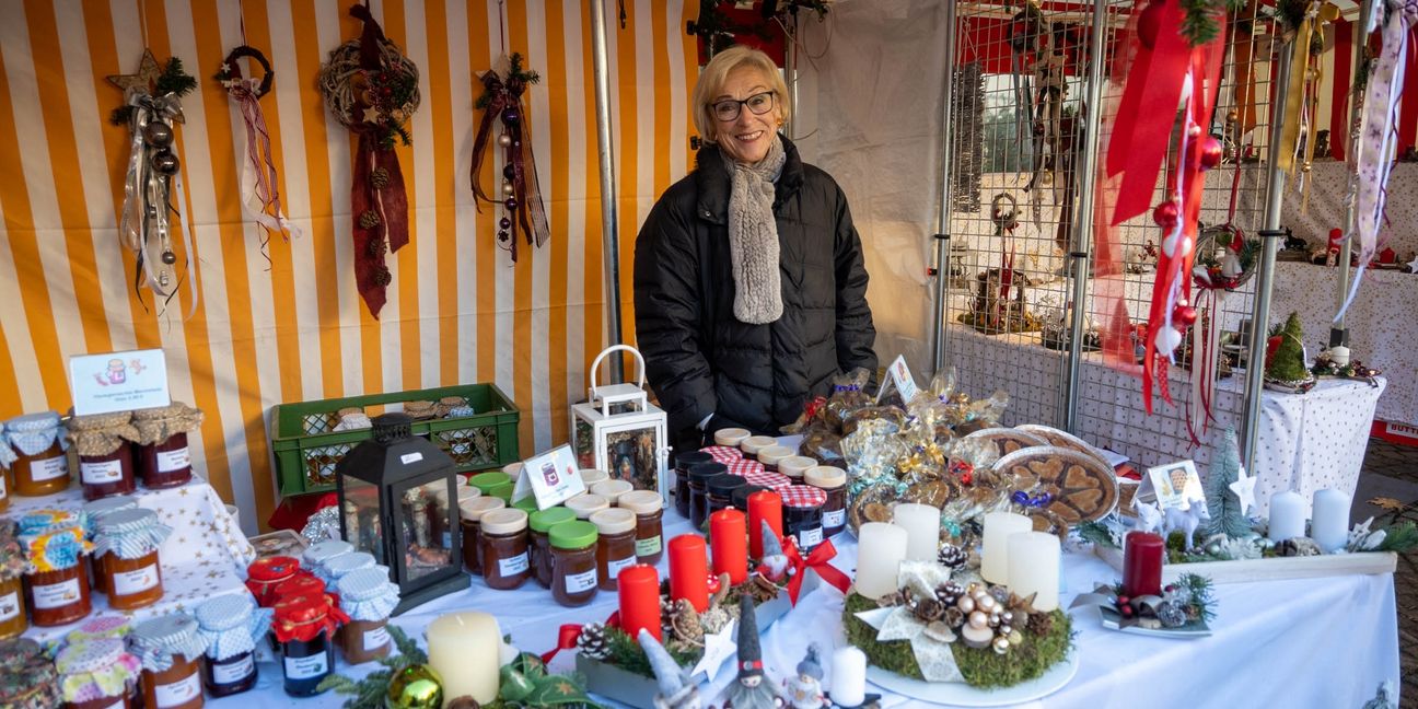 Marianne Borchert-Griebel ist seit 38 Jahren mit Gestecken und Marmelade auf dem Darmsheimer Adventsmarkt dabei. Bild: Nüßle