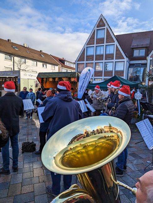 Mit Weihnachtsliedern eröffnete der Musikverein den 34. Magstadter Adventsmarkt. Bild: Nüßle