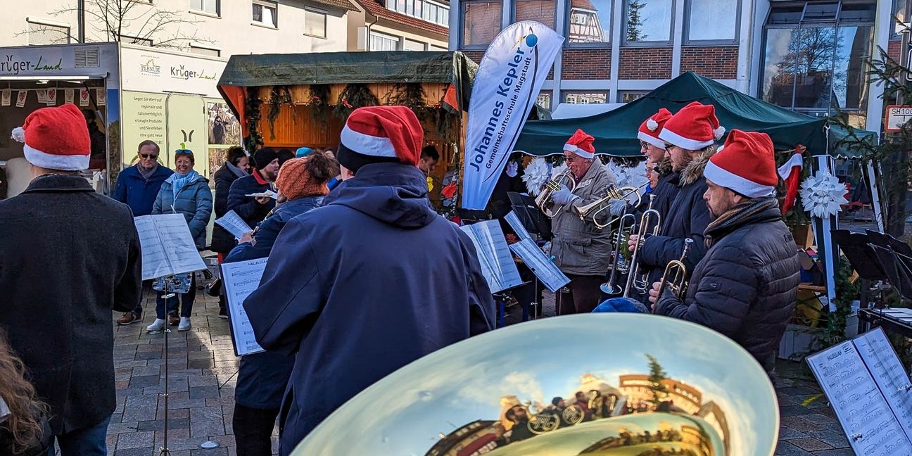 Mit Weihnachtsliedern eröffnete der Musikverein den 34. Magstadter Adventsmarkt. Bild: Nüßle