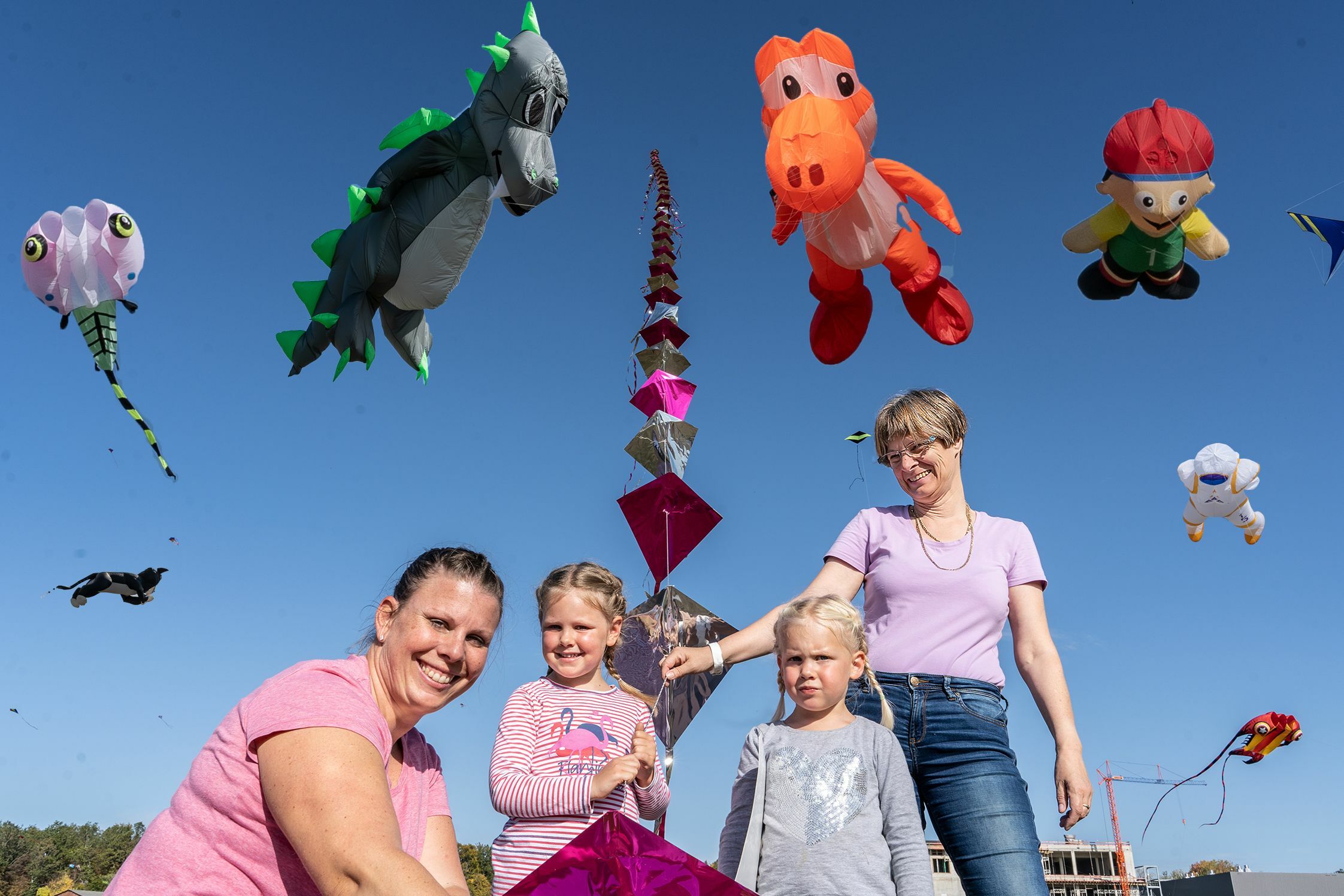 Auf der Drachenwiese konnten die Besucher Drachen nicht nur bewundern, sondern auch selbst hochsteigen lassen.      Bild: Richter