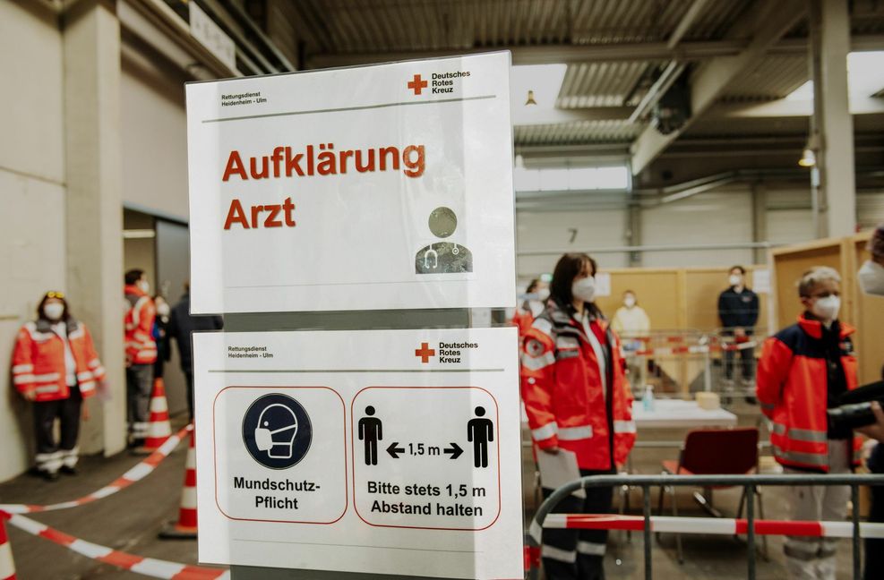 Mit einem Probelauf hat sich das Impfzentrum Ulm auf die nächsten Monate vorbereitet. Sobald der Impfstoff zur Verfügung steht, kann es losgehen. Auf dem Messegelände sollen bis zu 120 Personen pro Stunde geimpft werden – an sieben Tagen die Woche.
Foto: dpa/Stefan Puchner