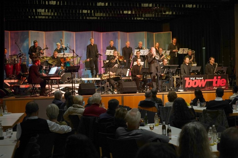 Die Bow-Tie Bigband in der Renninger Stegwiesenhalle. Bild: z