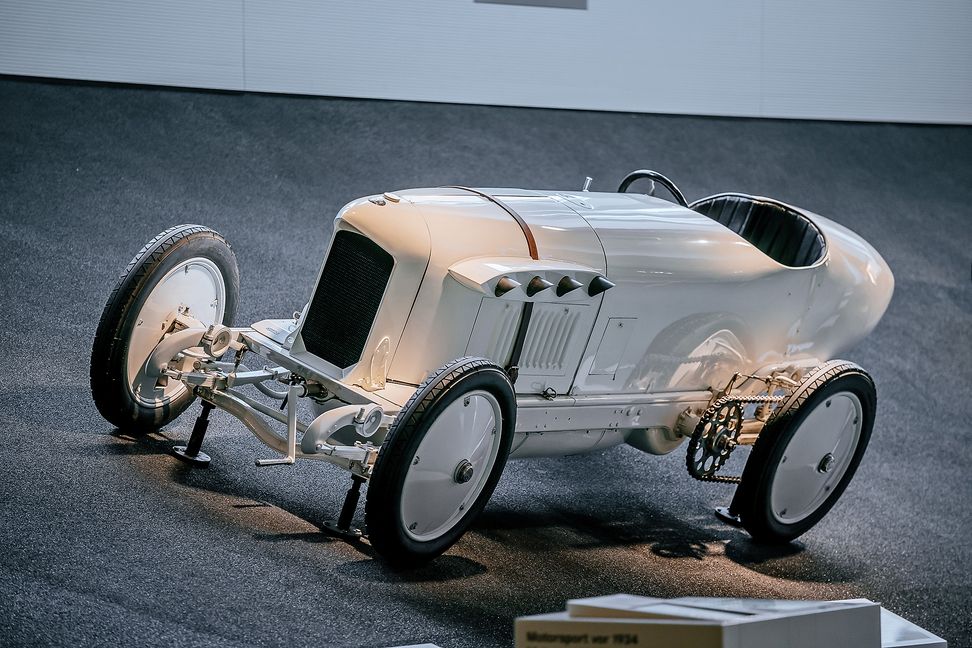 Mercedes-Benz Museum, Raum Mythos 7: Silberpfeile – Rennen und Rekorde. Der 200 PS „Blitzen-Benz“. Bild: z