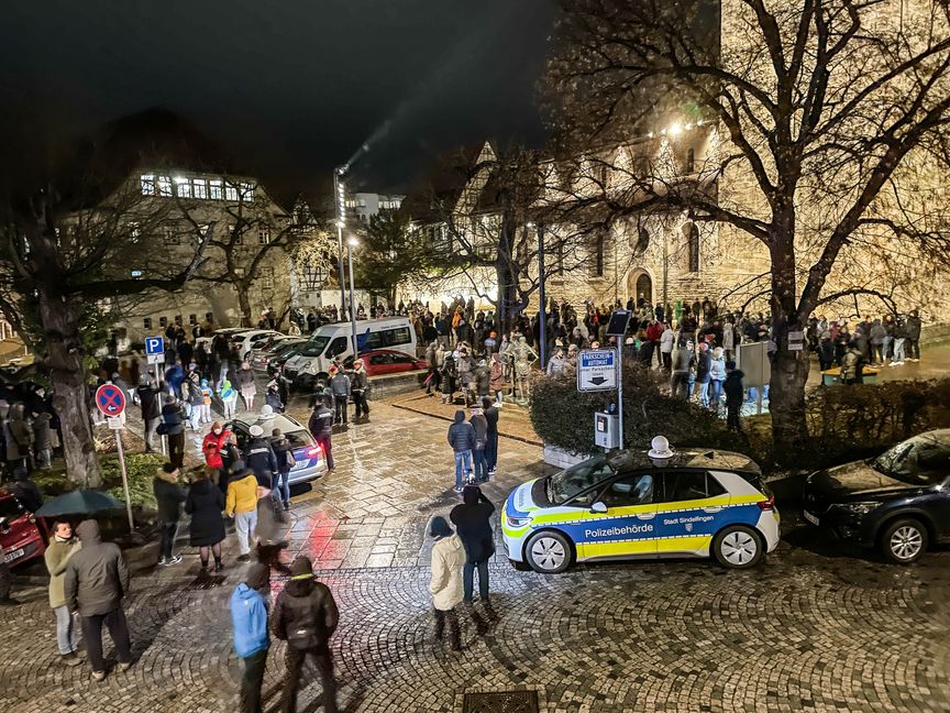 Start und Ziel an der Martinskirche. Auch in Sindelfingen protestieren die Menschen. Die Gründe sind verschieden.          Bild: Dettenmeyer
