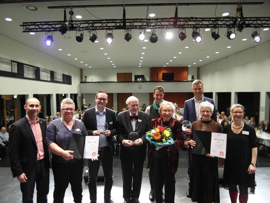 (von links): Oberbürgermeister Dr. Stefan Belz, Sladana Kolendaric (Metzgermeisterin und "Abteilungsleiterin Frische" im Real-Markt im Röhrer Weg), Andreas Enzinger (Geschäftsleiter des Real-Markts im Röhrer Weg), Hans-Ulrich Smoltcyk, Ursula Scholz (Ortsgruppe Böblingen von "Frauenselbsthilfe nach Krebs"), Barbara
Smoltczyk, Erster Bürgermeister Tobias Heizmann, Ingegorg Gottwald ("Frauenselbsthilfe nach Krebs"), Yvonne Paetel (Fachstelle für Bürgerschaftliches Engagement der Stadt Böblingen).