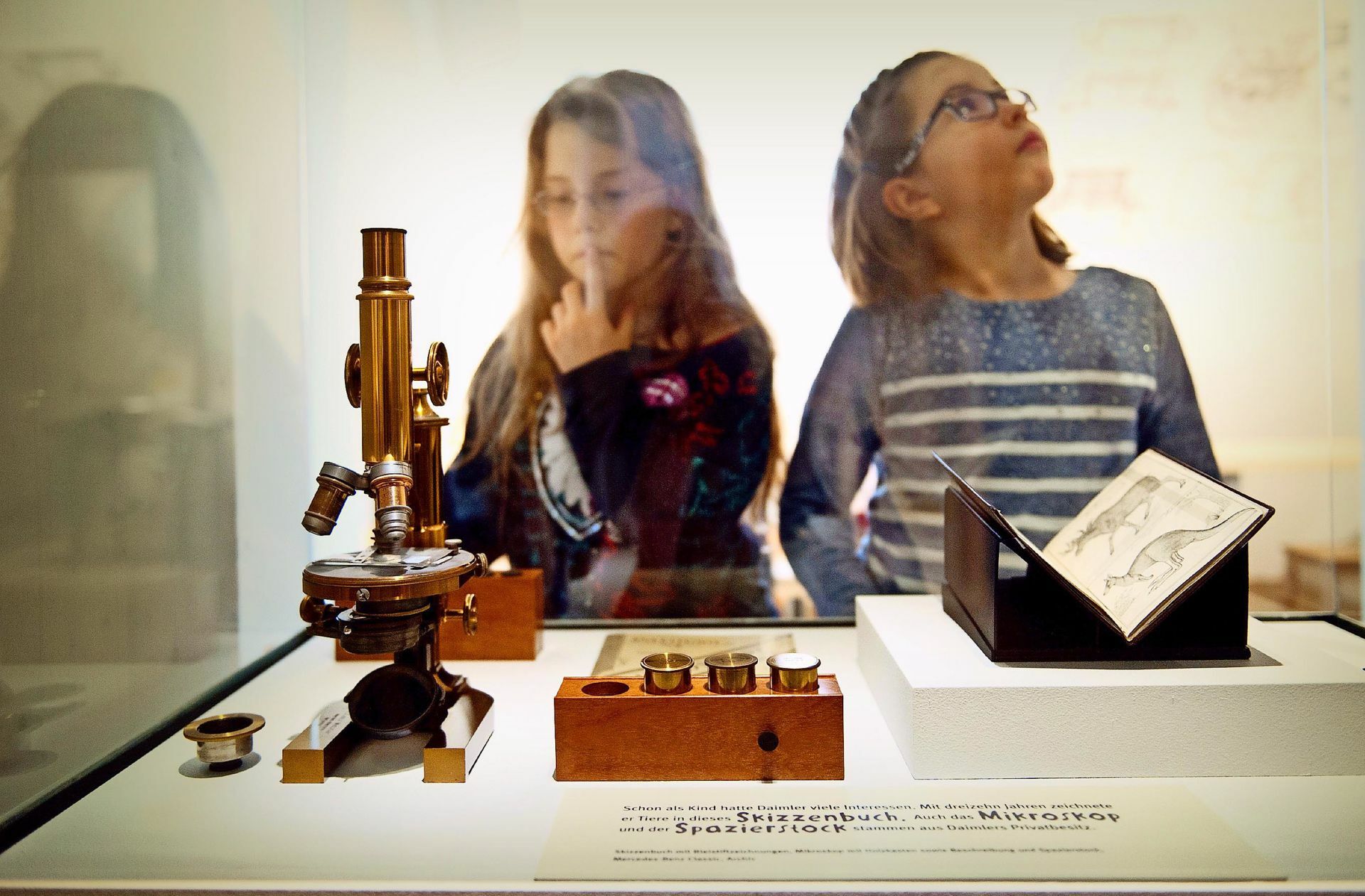 Mitmachausstellung 2016: Kinder vor einer Vitrine zu Gottlieb Daimler im  Jungen Schloss
