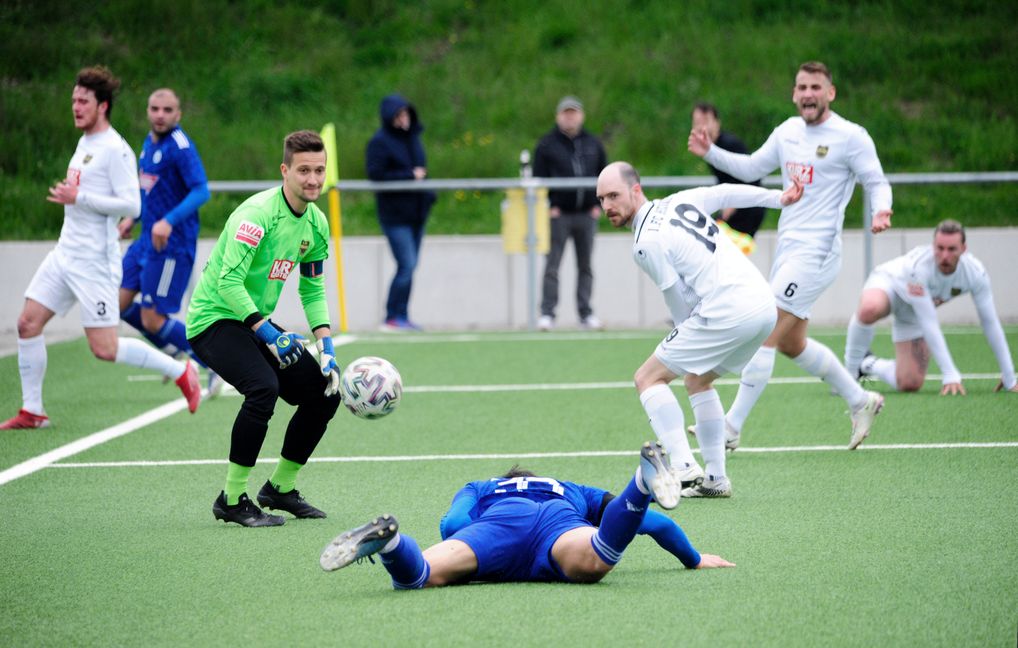 Die entscheidende Szene des Spiels: Sascha Häcker tritt auf dem Boden liegend mit dem Kopf zum 2:1-Siegtreffer. Bild: photostampe
