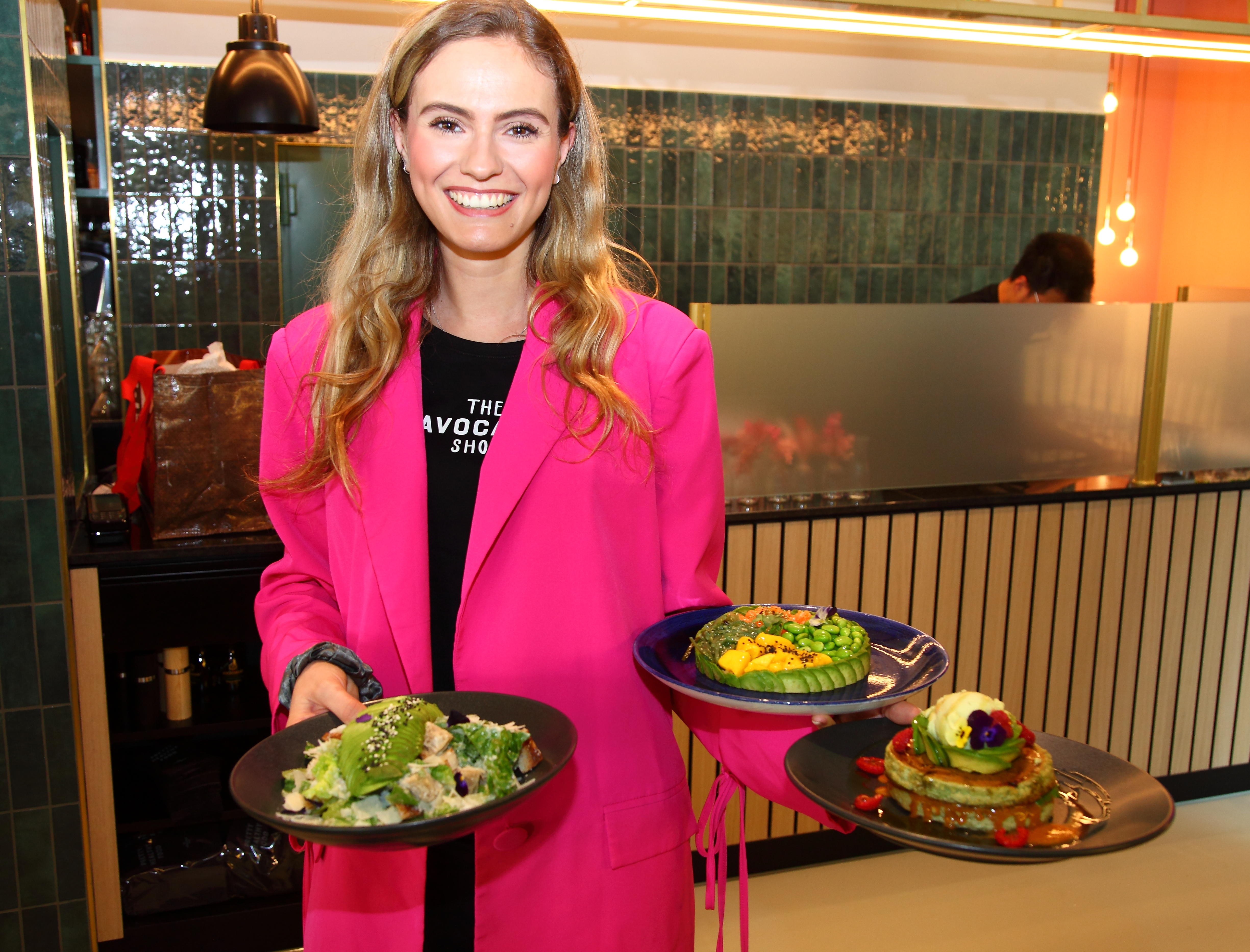 Katharina Renz mit einigen der kunstvoll arrangierten Avocado-Gerichte. Bild: Helmut Ulrich