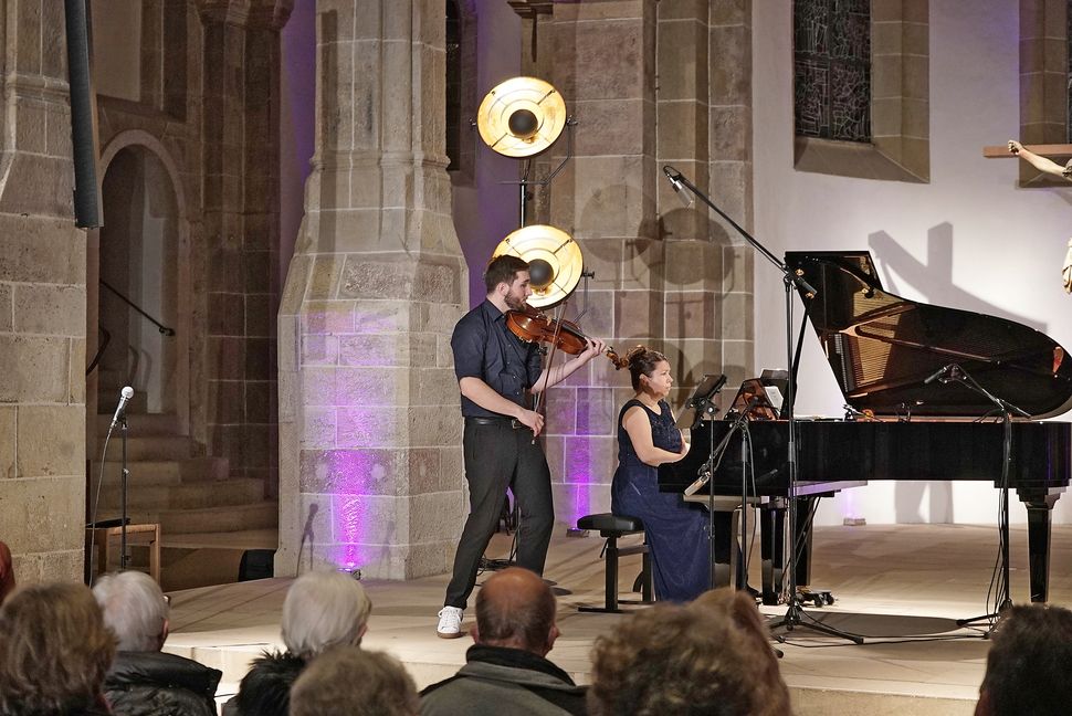 Bratschist Lukas Hanke bei seinem Heimspiel-Soloabend mit Pianistin Nadine Hartung. Bild Heiden