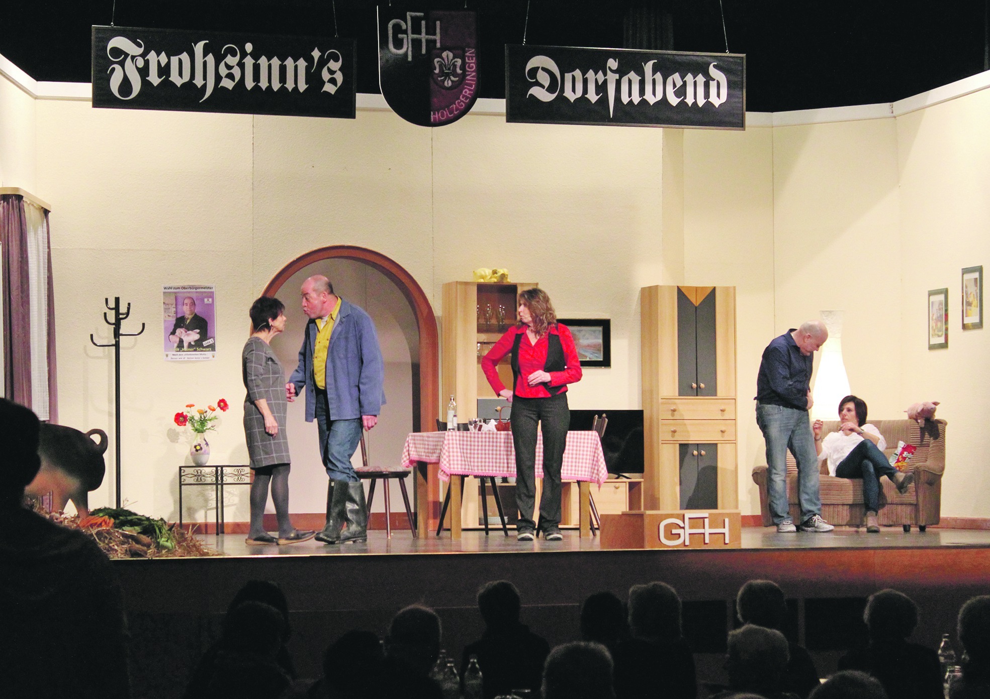 Beim Dorfabend sorgte der Schwank „Eine Riesenschweinerei“ für jede Menge Lacher in der Holzgerlinger Stadthalle. Bild: Mehlberg/z