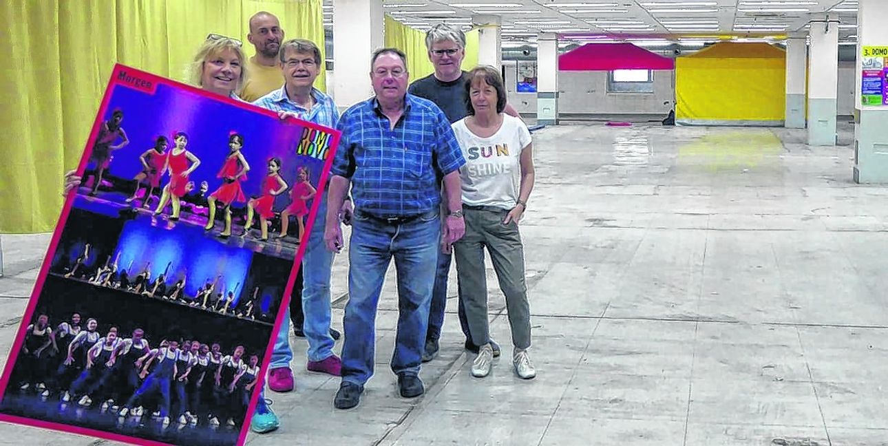 Der Aufbau läuft für Domo Open 4: Im Domo-Erdgeschoss werkeln seit Donnerstag (von links) Domo Novo-Chefin Sabine Beyer mit den Helfern Martin Schwab, Reinhard Jensen, Klaus Herchenröder, Jörg Hamm und Evi Behle-Huschka. Bild: P. Bausch