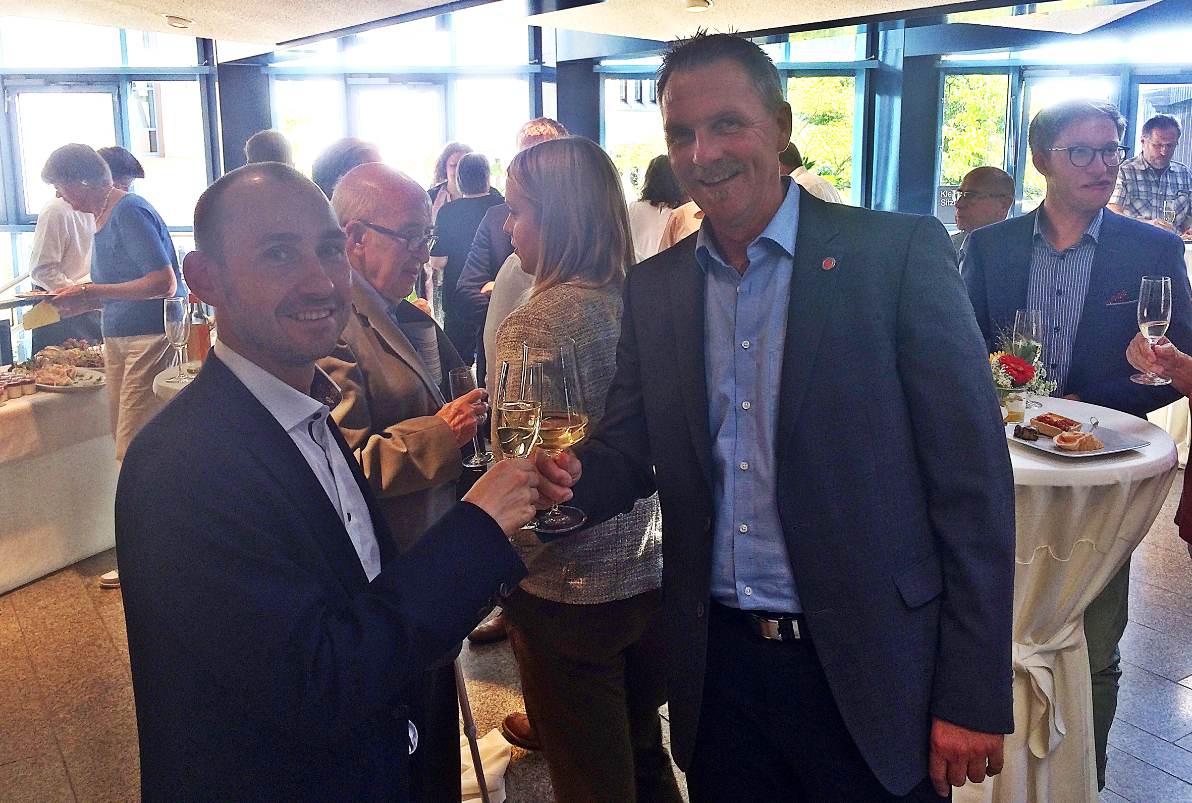 Böblingens Oberbürgermeister Stefan belz (links) im Gespräch mit dem wiedergewählten Stadtrat Frank Hinner von den Freien Wählern: Auf gute Gemeinderats-Zusammenarbeit in den kommenden fünf Jahren angestoßen. Bild: Hamann